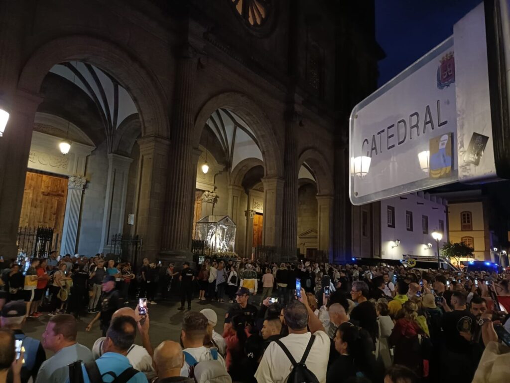 Momento emotivo el que se vivió a las puertas de la Catedral en el momento de la salida de la imagen de la Virgen del Pino / Miguel Quintana / RTVC