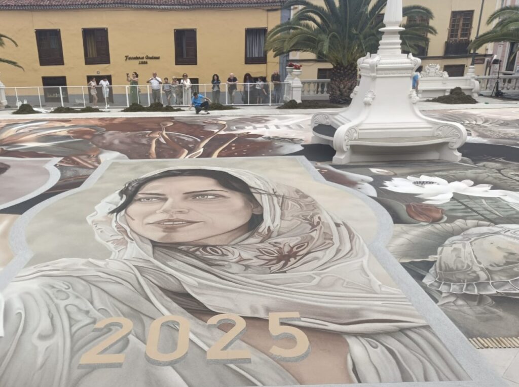Este miércoles se han dado los últimos detalles a la Alfombra central de La Orotava de este año, una vez retiradas las carpas de protección / RTVC / Lorena de Cobos