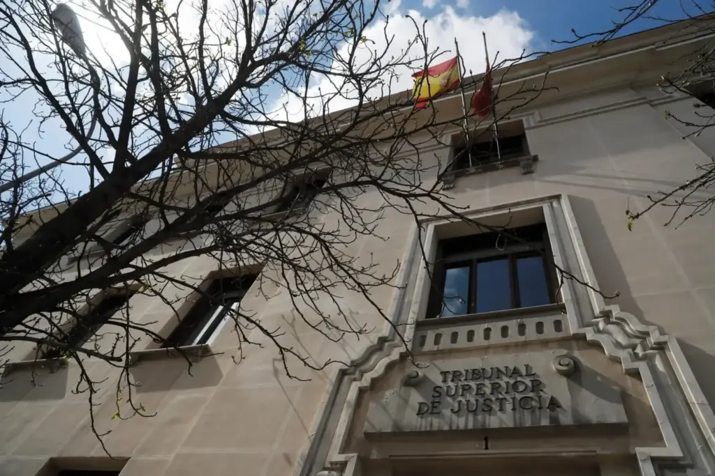 Suspenden de funciones a un policía por facilitar asilo a jóvenes migrantes a cambio de sexo