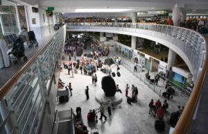 Exponen que las actuales ayudas, como el descuento del 75% para residentes, no cubren a los descendientes o emigrantes canarios en las rutas aéreas