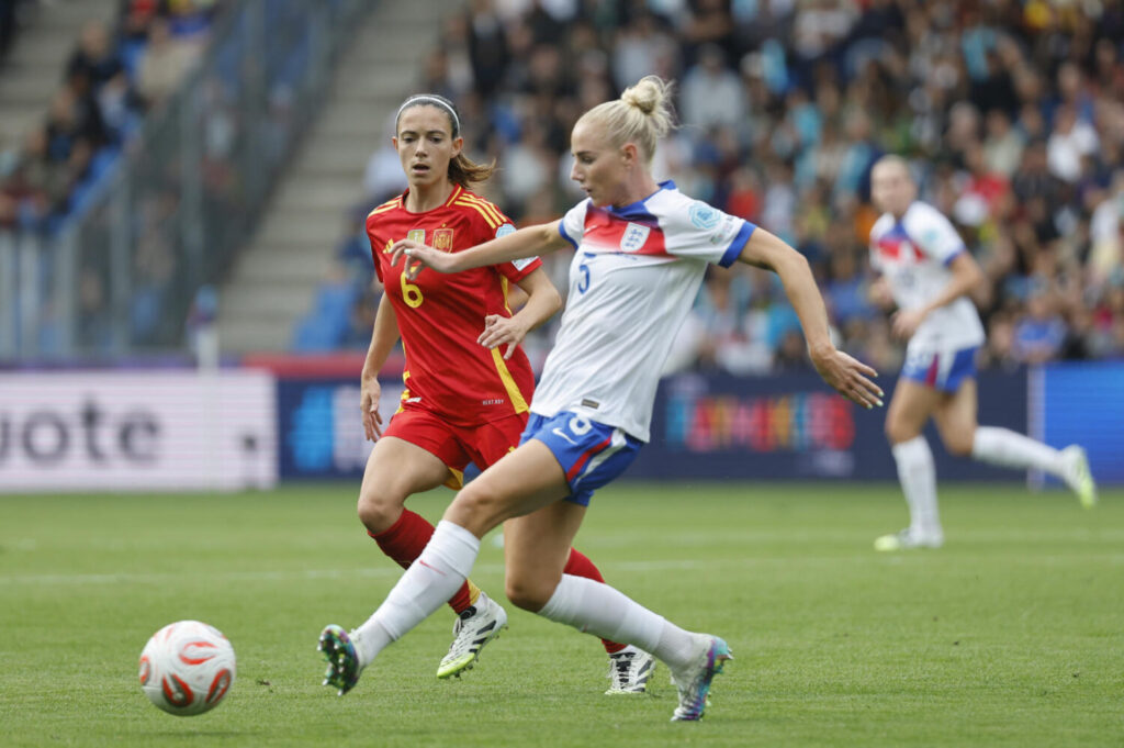 a defensora de la selección inglesa, Alex Grenwood (d), con el balón ante la centrocampista de la selección española, Aitana Bonmatí, durante el encuentro correspondiente a la final de la Eurocopa Femenina 2025 que disputan este domingo España e Inglaterra en el St. Jakob Park de Basilea (Suiza). EFE/ Ana Escobar.