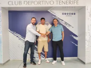 El defensa David Rodríguez renueva con el Tenerife hasta 2028