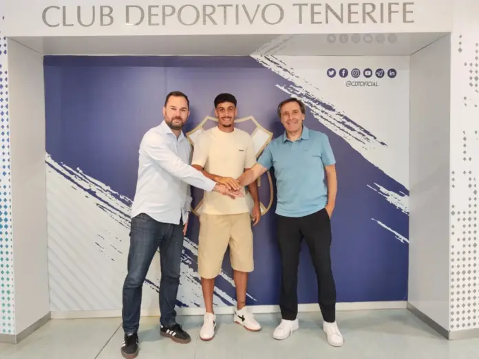 El defensa David Rodríguez renueva con el Tenerife hasta 2028
