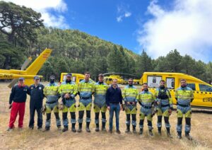 Dos helicópteros de los EIRIF vigilarán los montes de El Hierro ante el peligro de incendios durante la Bajada de la Virgen de los Reyes