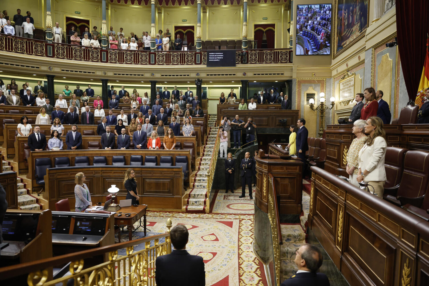 Los diputados guardan un minuto de silencio por la muerte del exministro exministro de Presidencia en el Gobierno de Felipe González, Javier Moscoso antes del Pleno en el Congreso celebrado este martes. EFE/ Mariscal