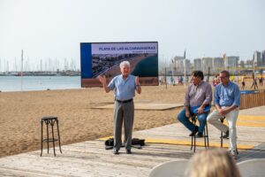 Pedro Quevedo, concejal de Desarrollo Local, durante la presentación del proyecto de ordenación y mejora de la playa de Las Alcaravaneras, que busca convertirla en un espacio accesible, inclusivo y cohesionador.