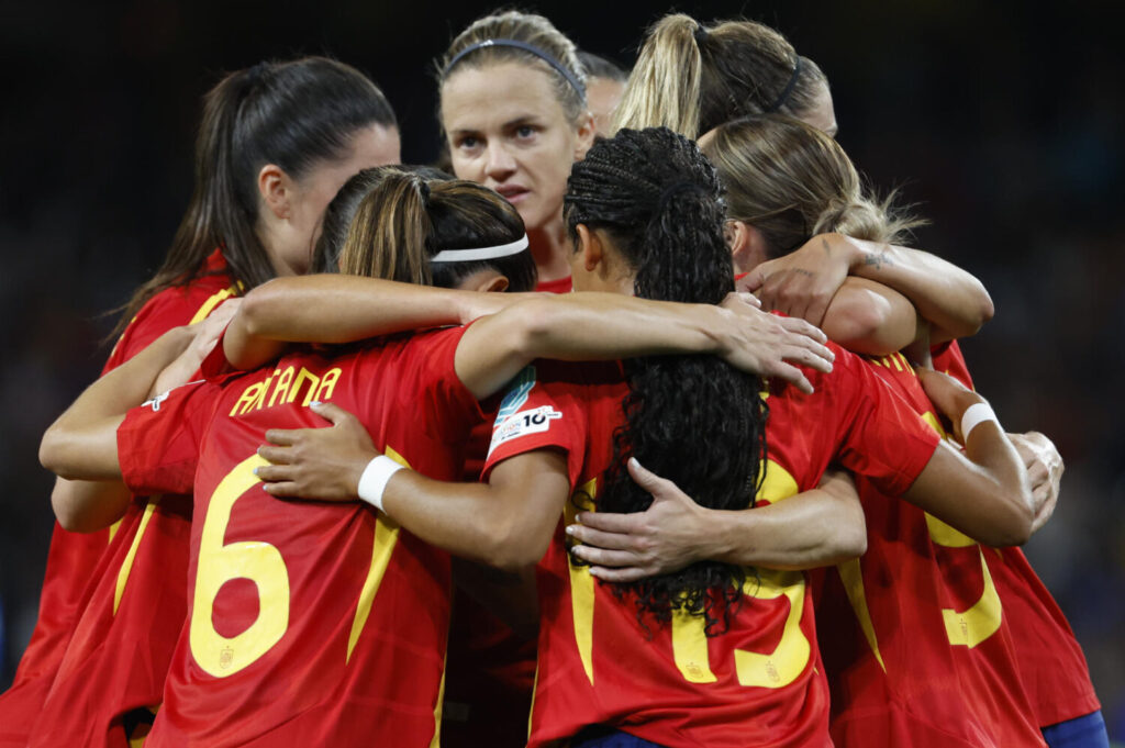 España remonta a Italia y pasa como primera de grupo invicta