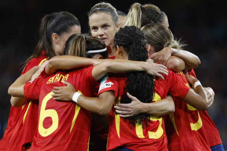 España remonta a Italia y pasa como primera de grupo invicta