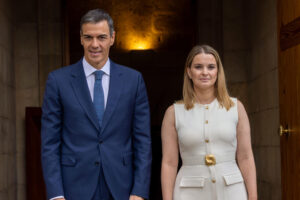 Sánchez dice que las autonomías deben acoger menores migrantes o asumir las consecuencias. PALMA DE MALLORCA, 29/07/2025.- El presidente del Gobierno, Pedro Sánchez (i), se reúne con la presidenta del Govern, Marga Prohens, para tratar temas de migración, financiación y gestión aeroportuaria este martes, en el Consolat de Mar de Palma de Mallorca. EFE/ CATI CLADERA.