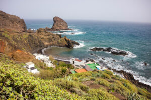 Rescatan a dos tripulantes de una embarcación que encalló en Santa Cruz de Tenerife
