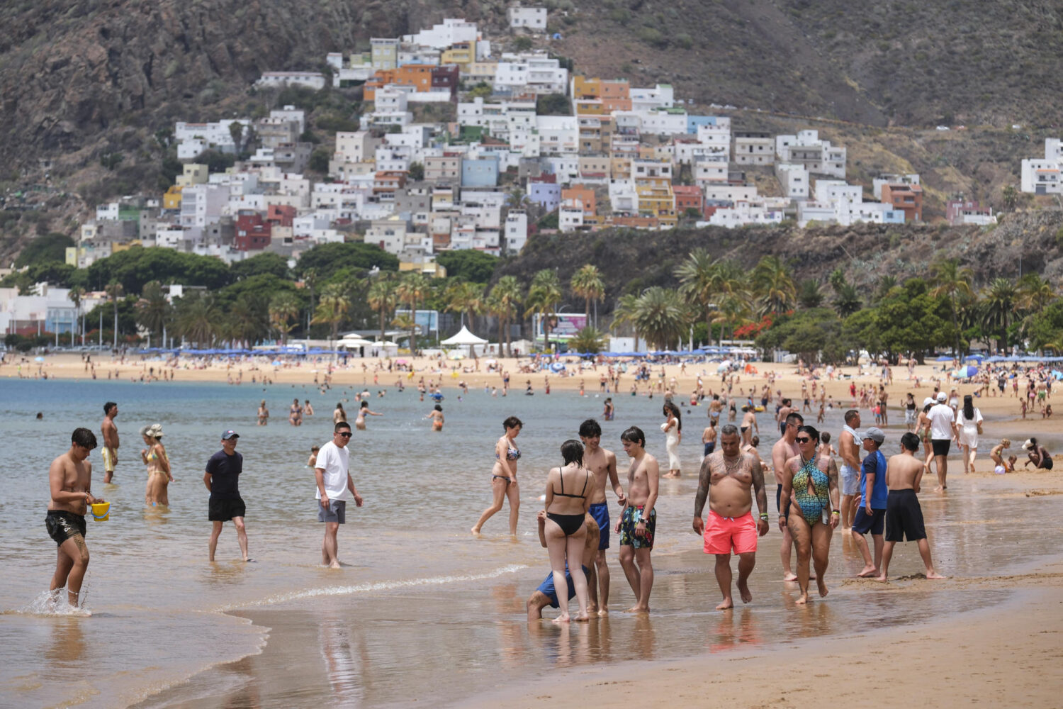 Canarias se enfrenta a temperaturas de hasta 45 grados este fin de semana. En la imagen, bañistas en la playa de Las Teresitas este jueves, en Santa Cruz de Tenerife. EFE/Alberto Valdés
