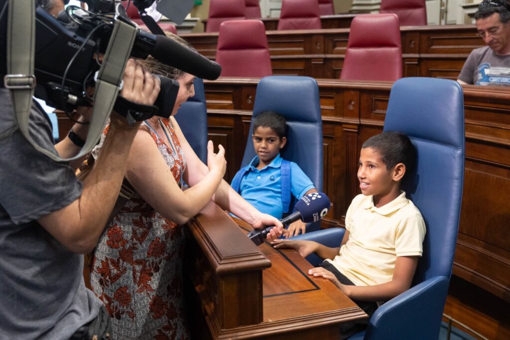 Los niños del proyecto ‘Vacaciones en Paz 2025’ visitan el Parlamento.