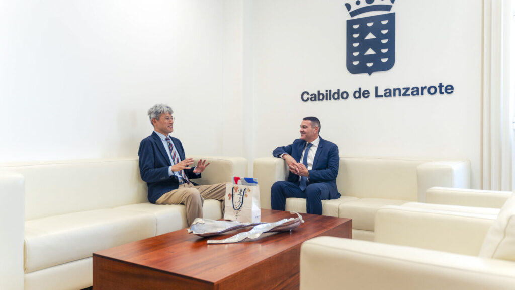 El presidente del Cabildo de Lanzarote. Oswaldo Betancort, estrecha lazos con Japón tras la visita del cónsul Shinji Yamada al Cabildo. Imagen cedida por el Cabildo de Lanzarote.