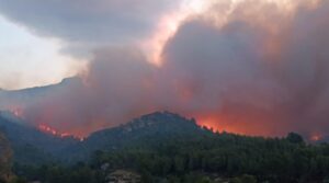 El incendio de Tarragona sigue activo por el fuerte viento afectando ya a 2.899 hectáreas y seis municipios que han tenido que confinar a sus vecinos
