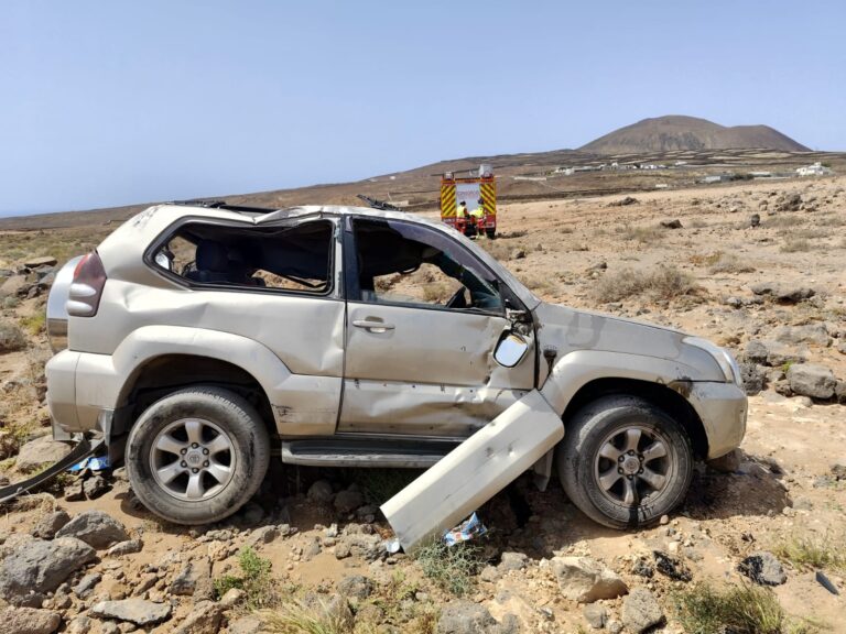 Un accidente de tráfico provoca el vuelco lateral de un coche en Lanzarote