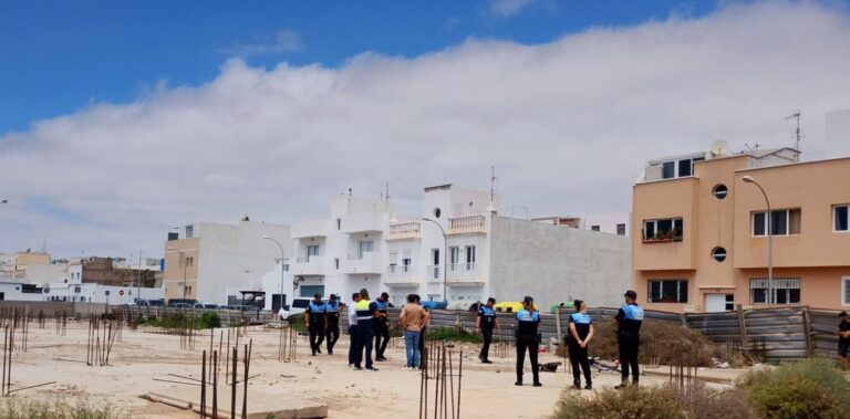 Arrecife cierra un punto de consumo de drogas con un operativo de más de 30 personas