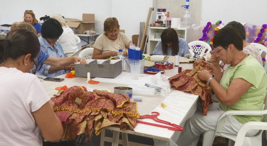 Un grupo de voluntarias ultiman los detalles de algunos de los elementos que formarán parte de la Cabalgata Pregón