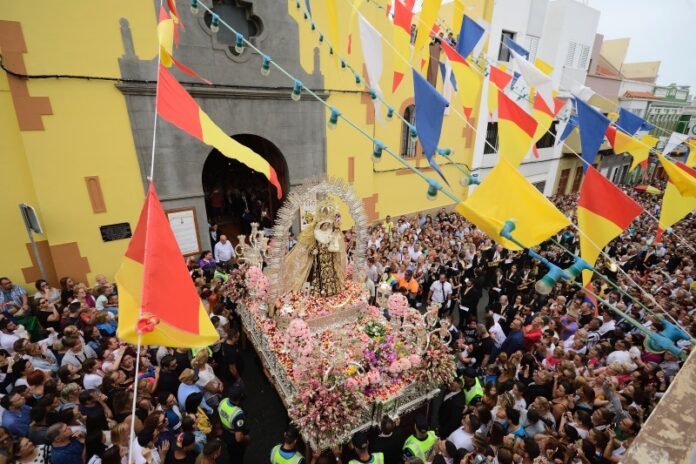 Imagen de l salida de la Virgen del Carmen de su templo en el barrio de La Isleta / Imagen de archivo