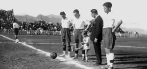 Saque de honor en la inauguración del Stadium. Junto al presidente del CD Tenerife, Juan Muñoz Pruneda, los jugadores Barroso, Joaquín Pascual y Ángel Arocha (ARCHIVO CDT/FONDO LEGADO PEPE LÓPEZ).