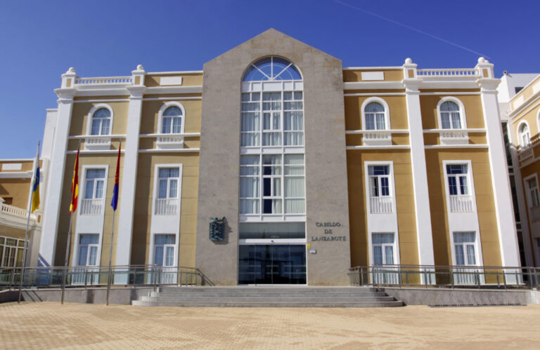 La moción sobre Pedro Sánchez tensa el pacto de gobierno en Lanzarote entre CC y PP
