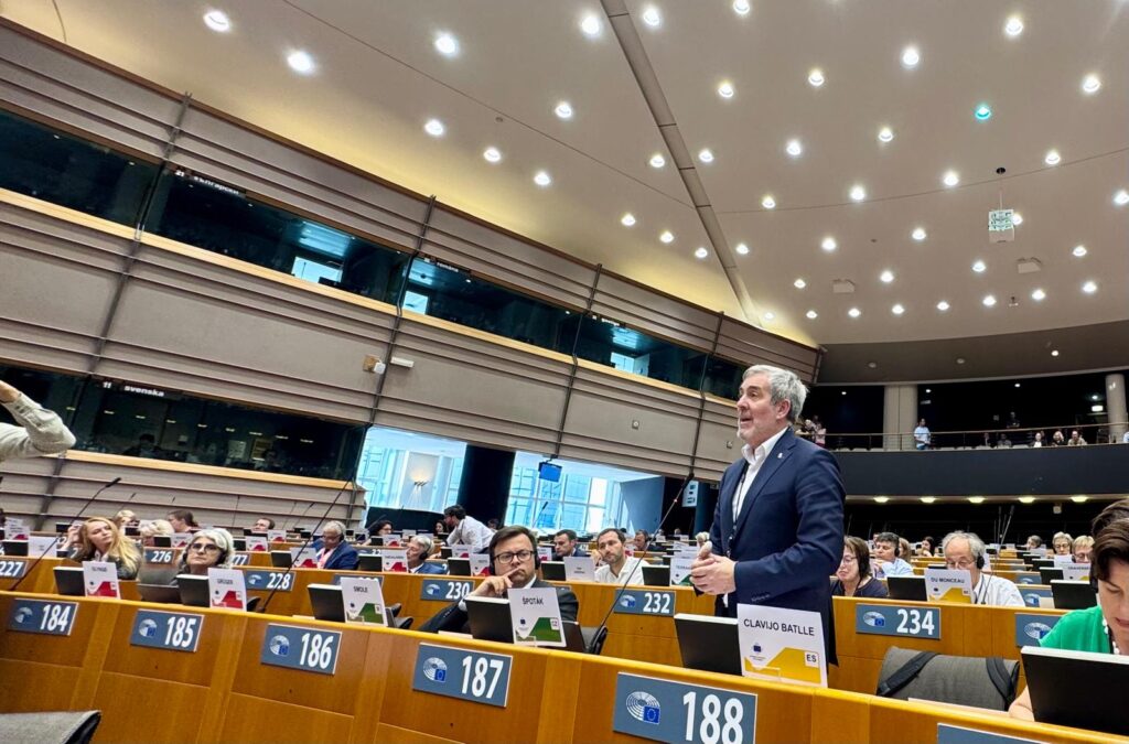 Clavijo pide a Von der Leyen que blinde los fondos directos a las RUP. Clavijo en pleno del Comité de Regiones. Gobierno de Canarias.