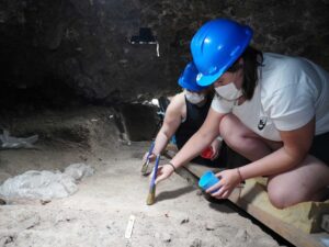 El equipo de investigación de la ULL, en un momento de sus trabajos en el yacimiento.
