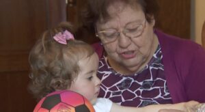Rita y Eulogio son ejemplo del papel fundamental que los abuelos tienen en la vida de los más pequeños de la casa y en toda la familia / IMAGEN RTVC