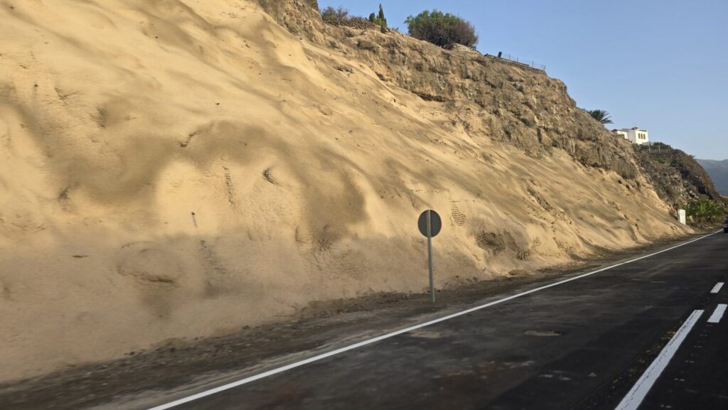 Imagen de la actuación que se llevó a cabo en la LP-5 tras el desprendimiento en Risco Alto
