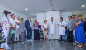 El presidente de Canarias, Fernando Clavijo; la presidenta del Cabildo de Tenerife, Rosa Dávila; y la consejera de Sanidad, Esther Monzón, junto a profesionales de la nueva Unidad de Atención Temprana del Hospital del Sur durante la visita institucional.