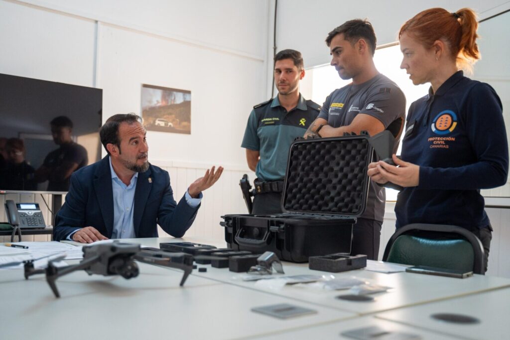 El Gobierno de Canarias refuerza las emergencias en La Palma con la entrega de un dron térmico a la Guardia Civil