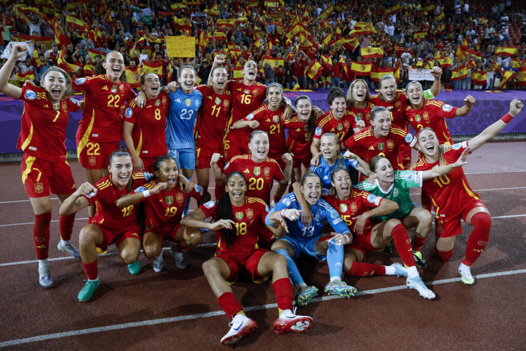 Las jugadoras de la selección española celebran su victoria a la finalización del encuentro correspondiente a la semifinal de la Eurocopa Femenina 2025 que han disputado hoy miércoles las selecciones de Alemania y España en el estadio Letzigrund de Zúrich (Suiza). EFE/ Ana Escobar