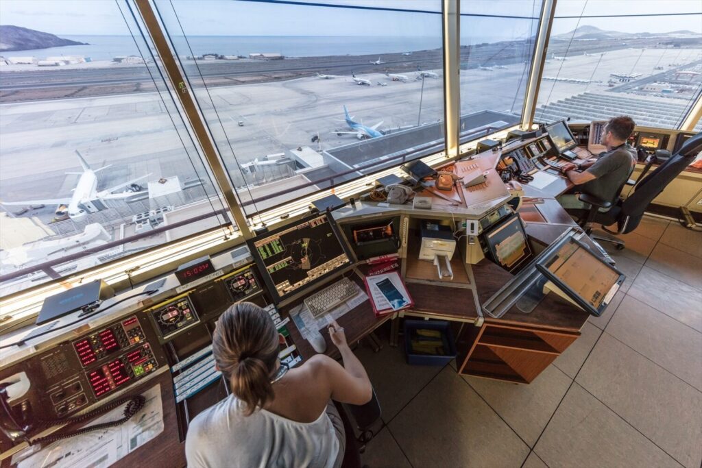 El Aeropuerto de Gran Canaria desvía seis vuelos a Fuerteventura por el viento. En la imagen de archivo, controladores de ENAIRE en el aeropuerto de Gran Canaria.  Rafael García Sánchez