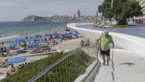 Persona mayor de vacaciones cerca de la playa