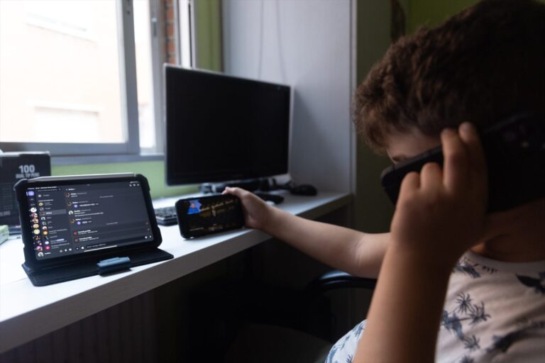 Aumentan las denuncias de padres a hijos por adicción a móviles y videojuegos en Canarias