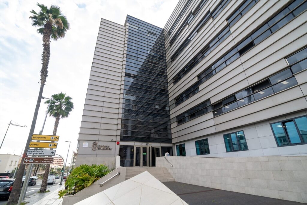 El SCS, condenado a pagar este año casi 1,3 millones en indemnizaciones por negligencias médicas. En la imagen, la sede de la Consejería de Sanidad, en Las Palmas de Gran Canaria. Europa Press.