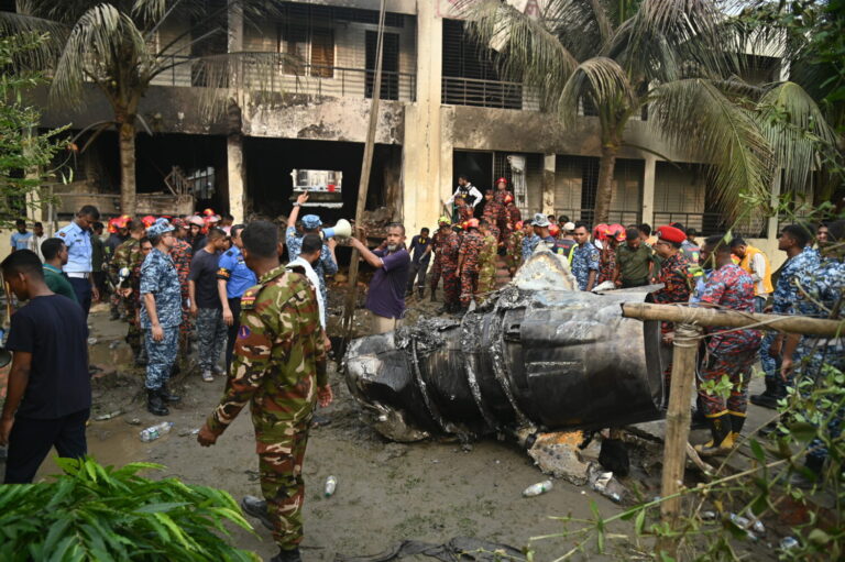 31 fallecidos tras el choque de un avión del Ejército de Bangladesh en un colegio de Daca
