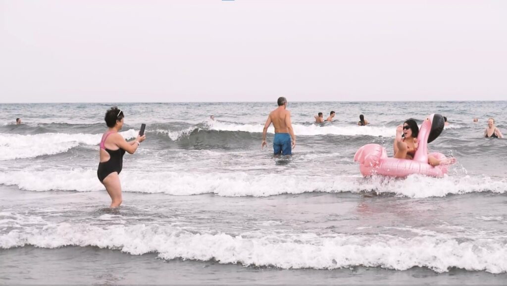 27 fallecidos por ahogamiento en Canarias el primer semestre de 2025. Gente bañandose en una playa del sur de Gran Canaria/ Canarias, 1500 Km de Costa.