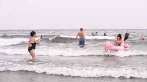 27 fallecidos por ahogamiento en Canarias el primer semestre de 2025. Gente bañandose en una playa del sur de Gran Canaria/ Canarias, 1500 Km de Costa.