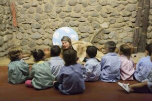 Vuelve un verano lleno de aventuras en los museos de Gran Canaria. Taller infantil en un museo de Gran Canaria/ Cabildo de Gran Canaria.