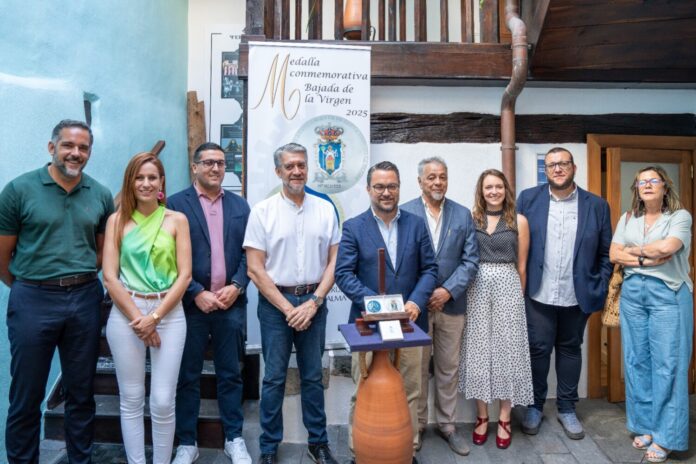 El Organismo Autónomo Local de la Bajada de la Virgen presenta la medalla conmemorativa alusiva a la Virgen de las Nieves elaborada en metal plateado