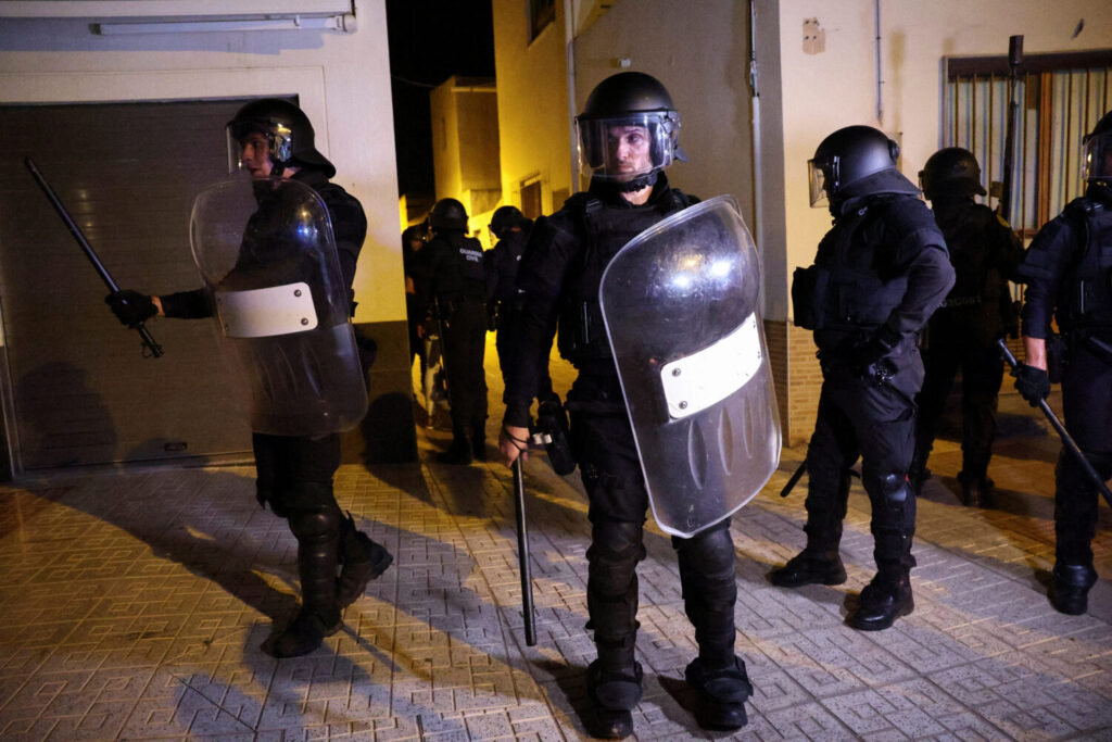 La Guardia Civil carga contra un grupo de jóvenes en Torre Pacheco en la cuarta noche de disturbios