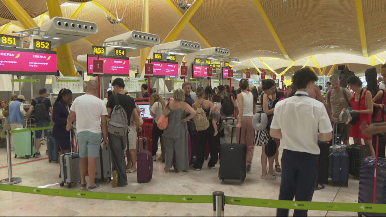 Colapso en la T-4 de Barajas por la saturación en los controles de pasaporte