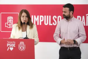 Imagen de archivo de la secretaria general del PSOE de Tenerife, Tamara Raya (i), y el portavoz del grupo socialista en el Cabildo de la isla, Aarón Afonso / EFE