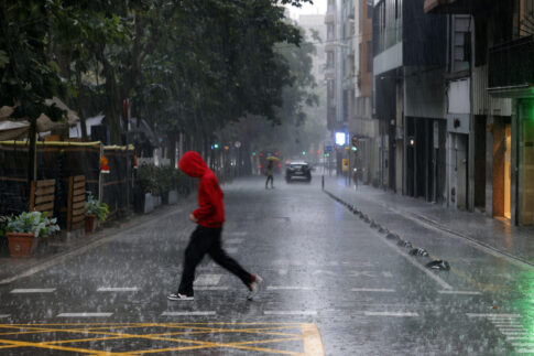 Alerta roja por lluvias torrenciales en Cataluña y Valencia, donde suspenden las clases mañana lunes