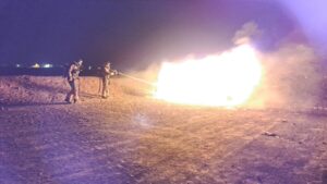 Bomberos del Consorcio de Seguridad y Emergencias de Lanzarote trabajando en la extinción del coche incendiado.