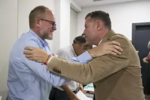 José Eduardo Ramírez saluda a Teodoro Sosa durante la rueda de prensa en la que el edil del Ayuntamiento de Las Palmas de Gran Canaria anunció su marcha de Nueva Canarias NC