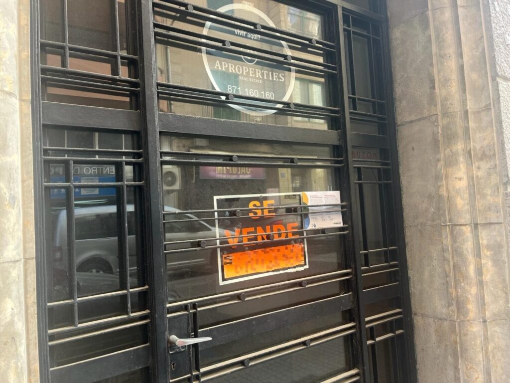 Cartel de "Se Vende" en la ventana de un imbueble