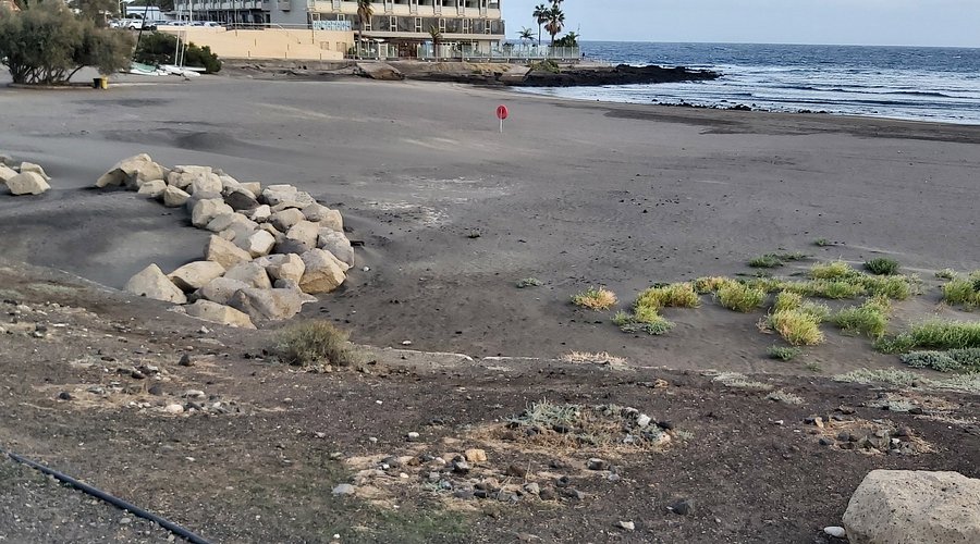 Cierre de las playas de La Jaquita y La Batata en El Médano, por una posible obstrucción en el emisario