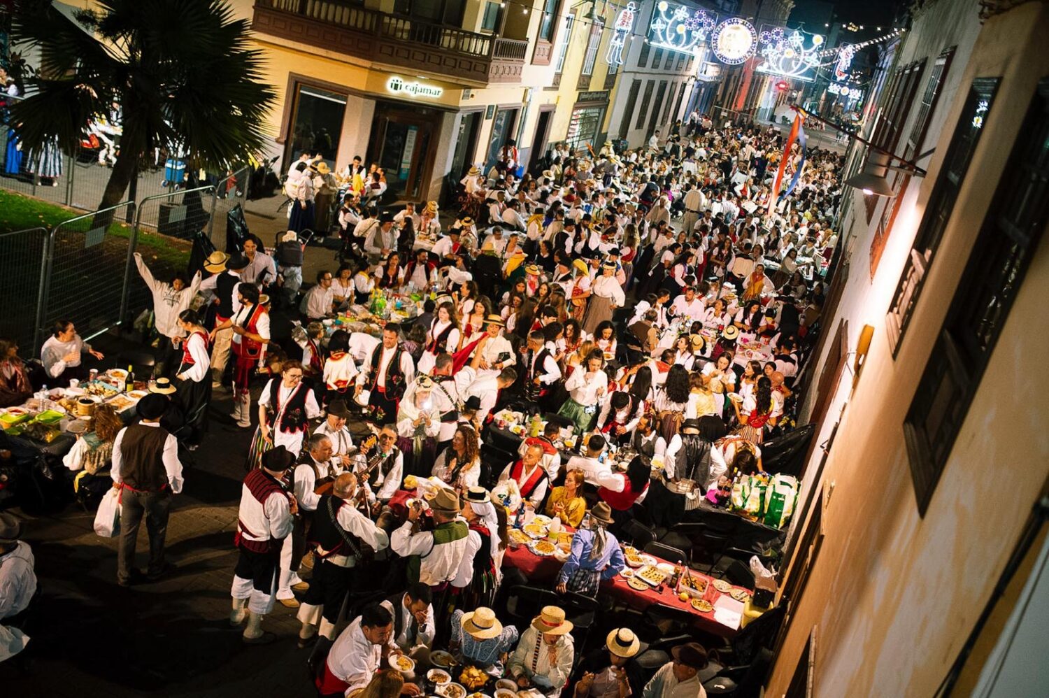 La Laguna vive una noche mágica con el Baile de Magos de San Benito Abad