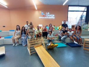 Las Palmas de Gran Canaria asesora a padres con el Proyecto NIDO. La concejala de Juventud, Carla Campoamor, junto a participantes en una sesión del proyecto Nido/ Ayuntamiento de Las Palmas de Gran Canaria.
